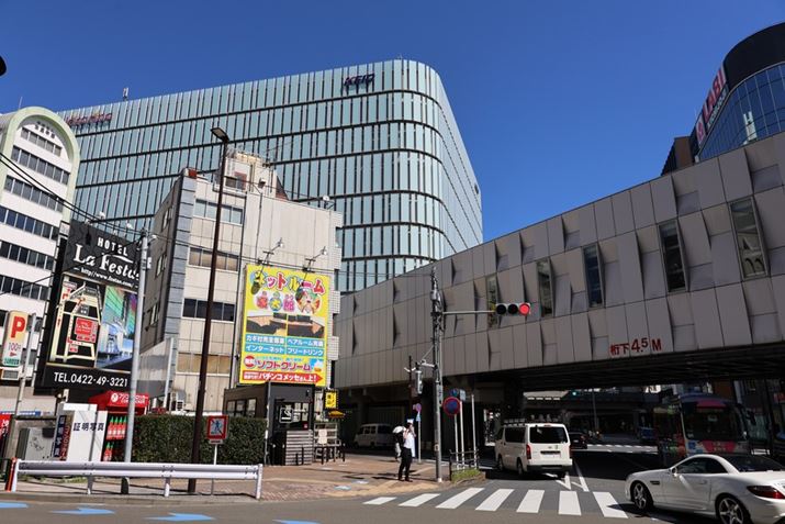 EOS R8ARF24-50mm F4.5-6.3 IS STMA24mmAV[CeWFgI[gAF10A1/320bAISO100