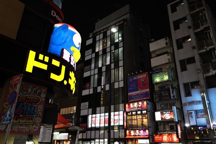 EOS R8ARF24-50mm F4.5-6.3 IS STMA28mmAV[CeWFgI[gAF5A1/160bAISO2000