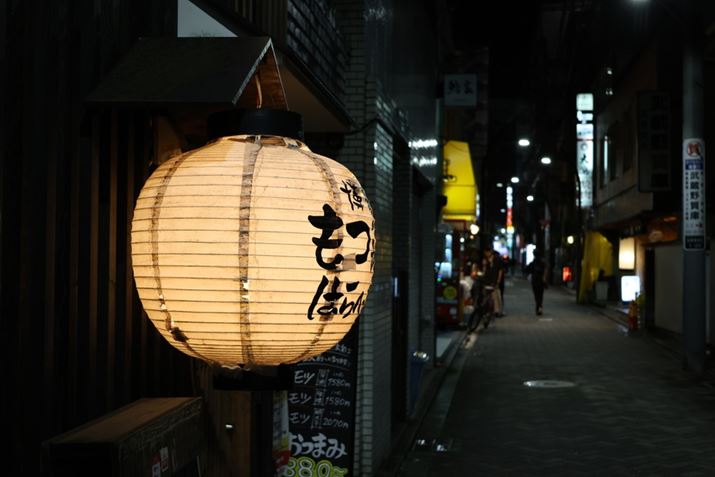 EOS R8ARF24-50mm F4.5-6.3 IS STMA50mmAV[CeWFgI[gAF7.1A1/100bAISO2500