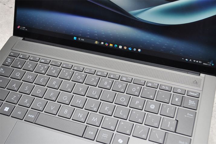 ʂ̃Xs[J[̓L[{[h̉ɔzuĂ܂BۂYouTubẽCufĐƂAuDolby AtmosvΉ̉fł艹̍L܂