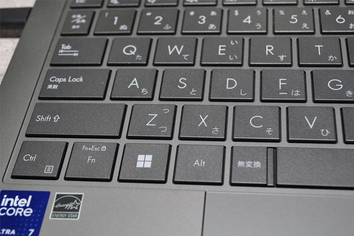 ɂuCtrlvL[͒ʏ̃L[艡LîłA{i͒ʏTCYłB኱uCtrlvƁuVvL[Ă邽߁Au\tṽV[gJbgL[삪i肵ɂ܂