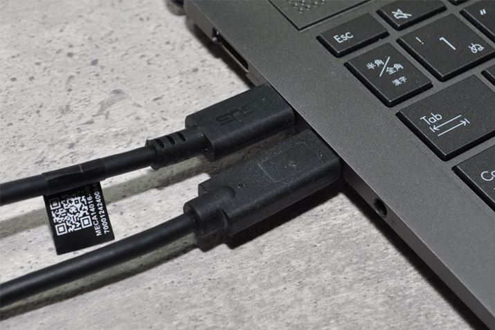 2USB Type-C|[g̊Ԋu͋ȂALȂƂƂBP[u2{Ȃ]TłAЕUSB[ƐiɂĂ͊ł