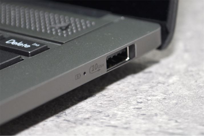 Eʂ10GbpsUSB Type-A|[ĝ݁BOɂ鏬Ȍ͓d̐ڑ󋵂LEDłAȂdڑUSB Type-C|[gł͂ȂAΑɕtĂ܂