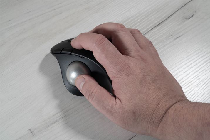 oƂĂ͈ʓIȃ}EXƂ܂ς܂BȂĂ邱ƂŁA̕Ԃ̊pxT߂ȂƂɋC܂