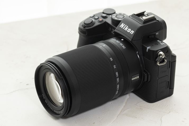 _uY[Lbgɕt]Y[uNIKKOR Z DX 50-250mm f/4.5-6.3 VRvtԁBYƍ킹Ădʂ900gŎ܂
