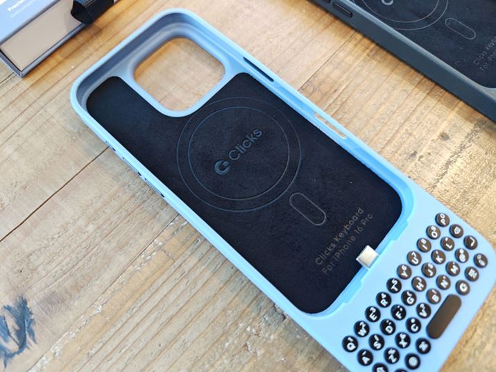 P[X̓Ƀ{fBȂ悤ȋNёfނgpBuiPhone 16vV[Y̐iɂĂMagSafeɑΉĂ