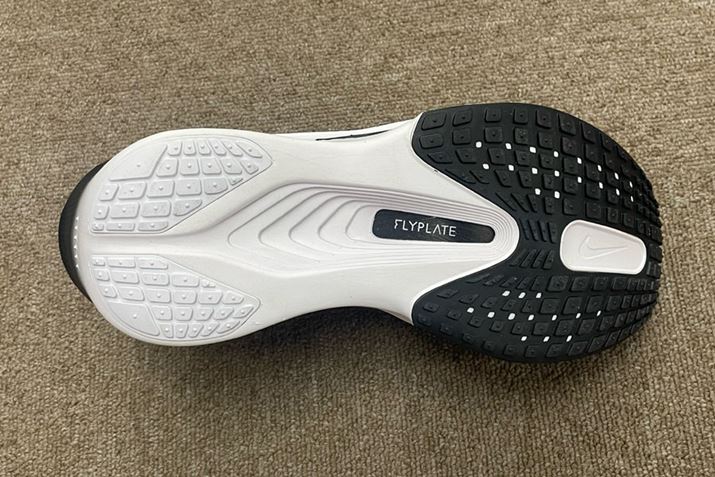 AEg\[́AyʂŃObv̂锖o[ԏɐ^BiCL`̃btp^[́AAXt@gRN[gƂܑHłȂAyłƂIt[hłObvmۂ