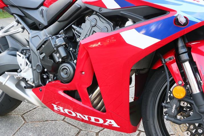 ؂ꍞނ悤ȃJE̊Ԃwbh`DOHCGW648cc̐4CBőo95PS/12,000rpmAőgN63Nm/9,500rpm𔭊