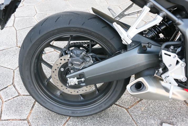 tg120/70ZR17AA180/55ZR17̃^C𑕒BzC[͐p݌v̒A~GDCid͒j