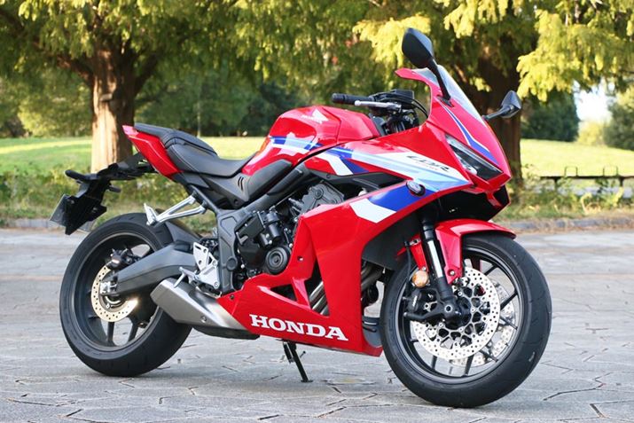 uE-ClutchvVXe𓋍ڂĂ镪Adʂ̓X^_[h́uCBR650Rv2kgd211kgBTCY2,120iSj×750iSj×1,145iSjmm