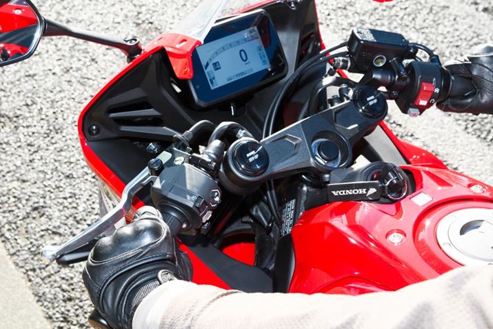 ʐ^̂悤ɃNb`ȂĂił̂́AXgbvS[̑XȂǂœɂ肪݂BȂA2ȏ̔i̓Nb`ɕS邽߃[J[͐ĂȂAMA1ɂȂĂGXg邱ƂȂił