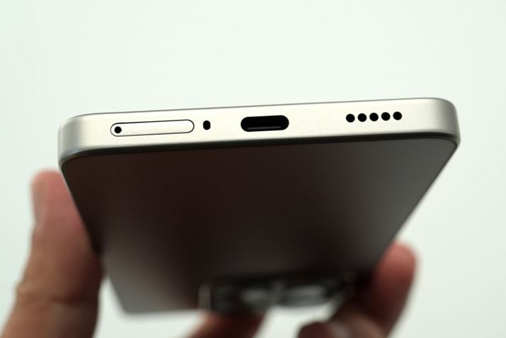 ꕔSIMJ[hXbgUSB Type-C|[g𓋍ځBXs[J[͏㕔ɂڂAXeITEho͂ł