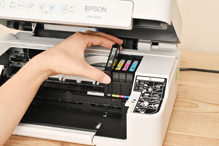 uJI EW-056Av͏㕔jbgJăCNJ[gbW̌s܂