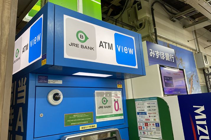 uJRE BANKv̓oƂƂɁAJR{Ǔ̉wɐݒuĂATMuVIEW ALTTEṽfUCj[A
