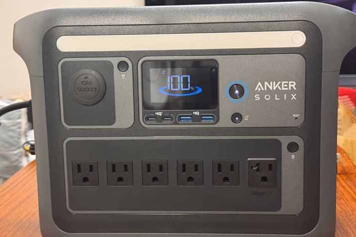 {̐ʂɂ́Ao͒[qƂACo̓|[g×6AUSB Type-A|[giPower IQΉj×2AUSB Type-C|[gi100WA30WAPower IQ 3.0Ήj×2AVK[\Pbg𑕔B̏㕔ɂ͑^̉tfBXvCLEDCgBȂAtfBXvC̒ɂ̓obe[cʂŕ\