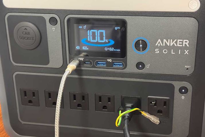 uSolix C1000vɃX}[gtHƃvWFN^[ڑď[dEdĂ݂BtfBXvCmFƁA160Wo͂Ac43.2ԎgԂ