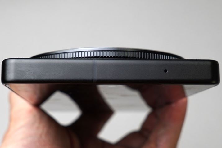 wʂ̃J̐オ͍Bʔ̃A_v^[𑕒΃Jp̃YtB^[𑕒ł