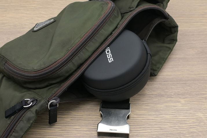 Z~n[hP[X̓RpNgŁAEFXg|[`ȂǂɓĎ^ԂƂł