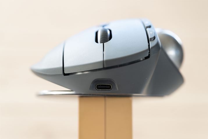 [dpUSB Type-C[q͖{̑OʂɃCAEgĂ܂