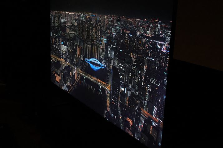 uBRAVIA 7vœf΂߂猩ƁAŜɐF󂭃VtgĂ܂