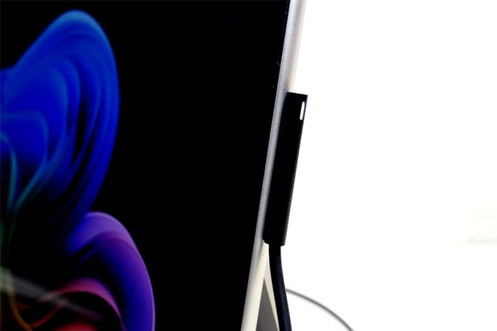 d͖{̉EʂɐpSurface Connect[qpӂĂAtP[u}Olbgő܂BȂAUSB Type-C|[gd\ł