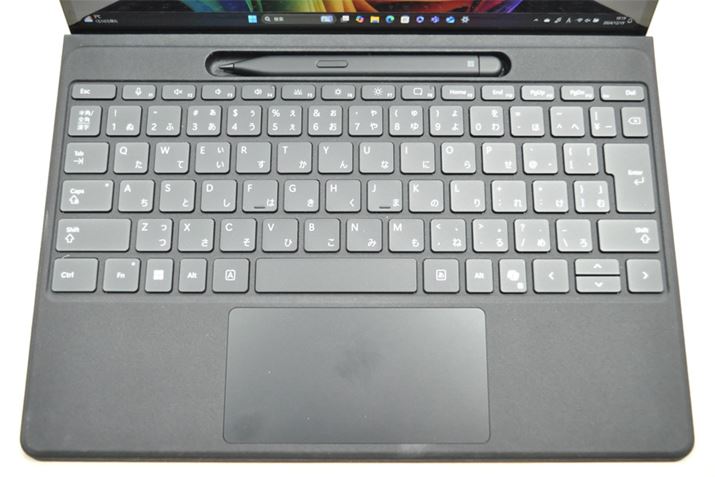 uSurface Pro FlexL[{[hv͓{z̃L[{[hŃobNCgځBt@NVL[tŁAeL[͂܂B㕔ɂ́uSurface X yv[ł܂