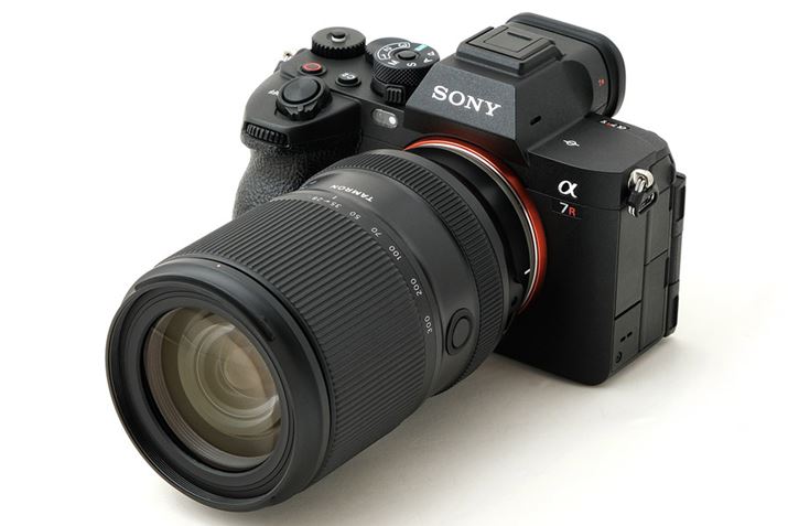 ^u28-300mm F/4-7.1 Di III VC VXDvƃ\j[u7R Vvgݍ킹C[W