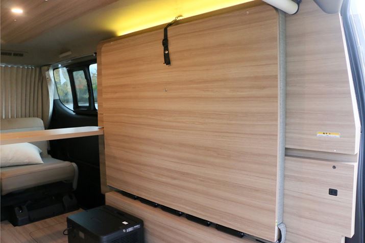 ԂɑĂ̂͒ˏグBxbh̃V[gɂȂ{[hAʂɉ悤ɂŎ[Ă