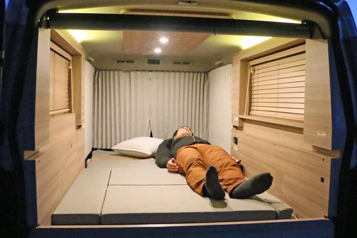 g175cm̕M҂ɂȂlqB2mmȏ゠̂ŗ]TBxbhʂV܂ł̃Xy[X970mm̂ŁAイ͊Ȃ