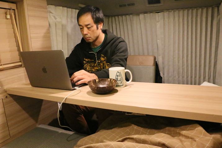 TChV[g̕ЕԂɂ܂܂ɂĂA̕Б̃xbhWJĂقŐQĂOKBVOTCY炢̍LŐQ邱ƂɂȂ邪Ałイ͊Ȃ