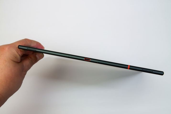 ʂɂUSB type-C[qƃfAXs[J[AmicroSDXCJ[hXbgzuĂ܂