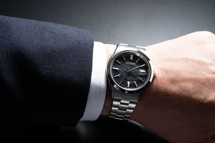 ƐFC˔ubN́uAQ4100-57Ev́AmWFg}̎茳ɂ悭܂