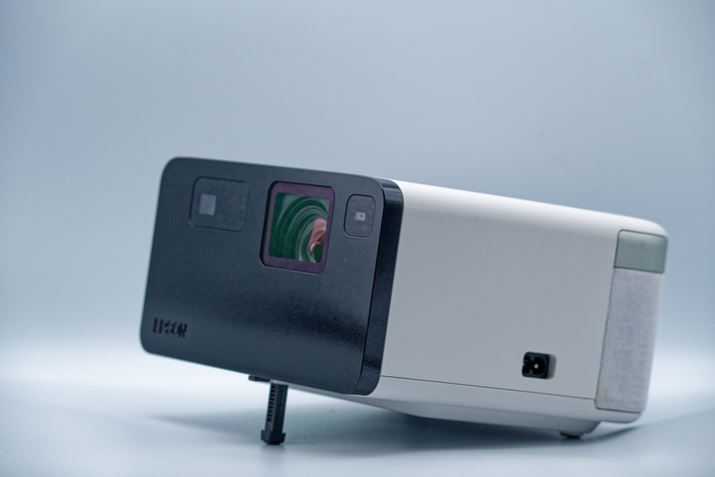 uEF-21vɂ́AĉEʂɂ郁Kl^dCbg܂BACA_v^[͕svŁA͂uEF-22vƂ̑傫ȈႢłBtg̃tbgo[L΂΁AȒPɋpł܂