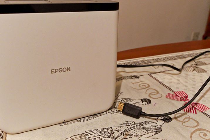 uEF-21vɁgx^uhĂ܂ƁAwʂHDMI[qBĂ܂܂B̏ꍇGoogle TṼAvȂǁAO͂gȂł܂