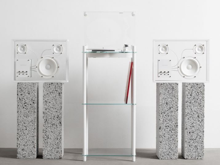 ʐ^́uSmall Transparent Speakerv̏ʋ@uTransparent Speakervgݍ킹AXeIVXeƂBuTurntablevɂ́Aʐ^̃X^hR[hbNuTransparent Turntable Standviʔjpӂ