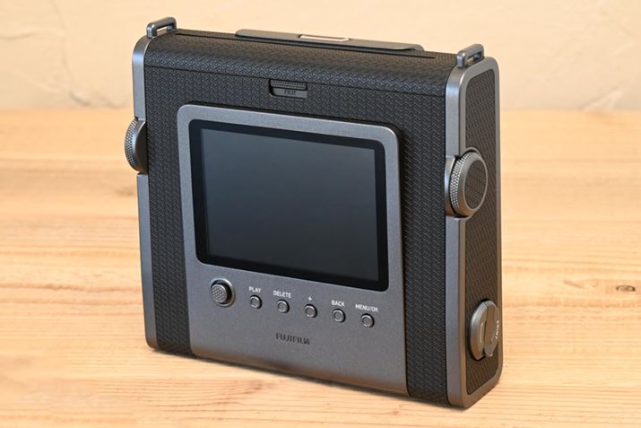 wʂ3.5^tj^[i46hbgj𓋍ځBfW^JȂ̂Ńj^[̉fȂʐ^BABʐ^̓f[^ƂĊOL^fBAimicroSD[J[hj͓[ɋL^