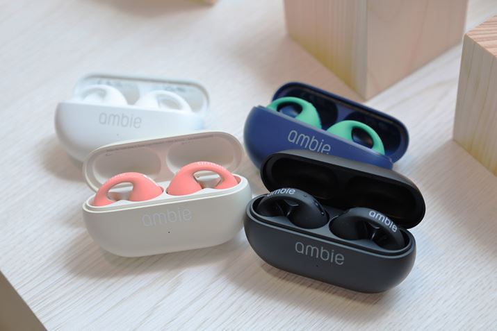 L̂ƂAuSocksv̕tւŖ{̐F͂łύX\Bł͂̂́AftHgƂĂ͎ʐ^4킪pӂAꂼɃP[X̐FقȂ