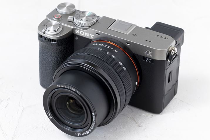 WY[uFE 28-60mm F4-5.6vtԁB{Y͒łAOɂoĂ珬̂ŋCɂȂ܂Bu7C IIvƑgݍ킹̂ɂ傤ǂł