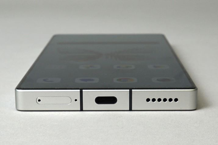 ʂUSB Type-C|[gzuBUSB 3.2 Gen-2iUSB 10GbpsjƁADPI^l[g[h̉fo͂ɑΉĂBSIMXbgnanoSIMXbg2ځAeSIMɂ͑ΉĂȂ