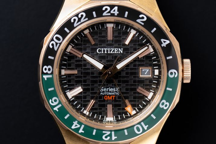 ]YzɌnĂ邩̂悤ȃrQ`[t̃ubNBɍ܂ꂽjCfbNX̃S[h́A܂ős̖iɕяオ̂悤ł