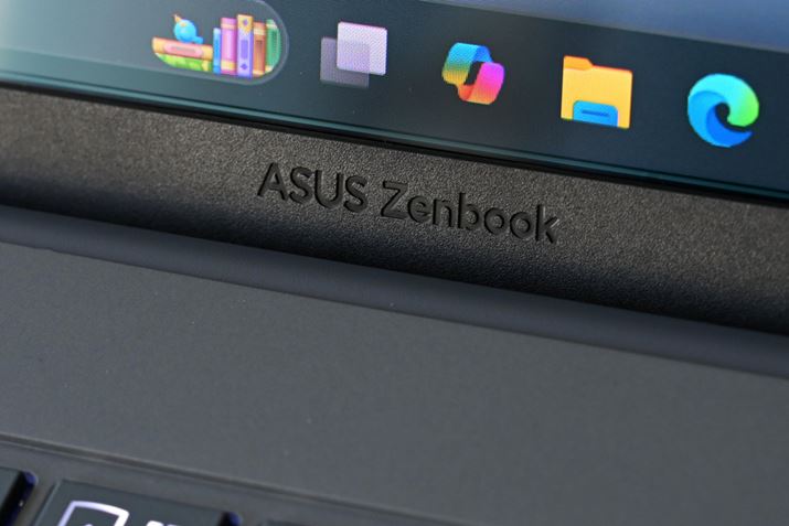 j^[̃x[ɍ󂳂ĂuASUS ZenbookṽS