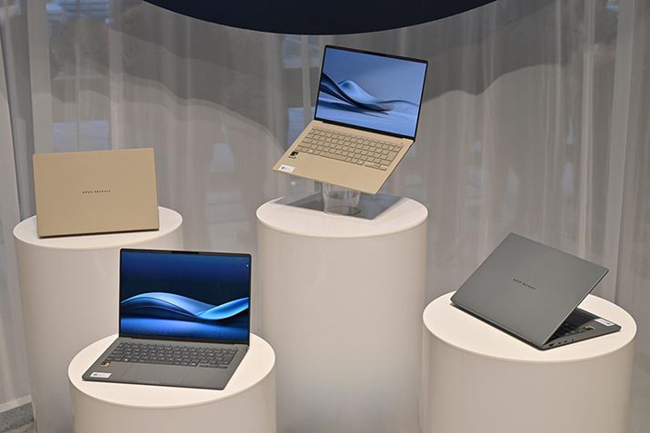 ASUS JAPAN2025N24Am[gp\RuZenbookvV[Y̐Vi𔭕\BuSnapdragon XvvZbT[𓋍ڂ郂fA2̗L@ELfBXvC𓋍ڂ郂fȂǁAAIΉv4ĩCAbvBꂼ̓܂Ƃ߂悤B
