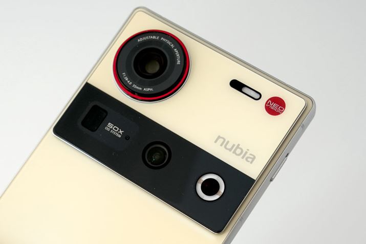 wʂɃgvJ𓋍ځBR̃YRƕԂ̂ʓIAunubia Z70 Ultrav̓CJ̉ɍт݂Ė]JƒLpJ𓋍ڂƂaVȃfUC̗p