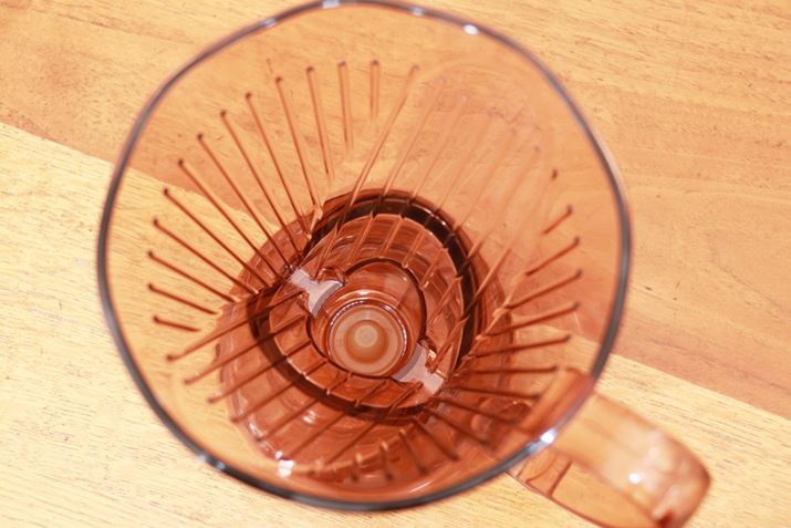 ʓIȃhbp[ł͌JĂ镔ɁAVRo[̕ق𑕒B̕قJƂŁAoꂽR[q[tT[o[Ȃǂɗꗎ܂