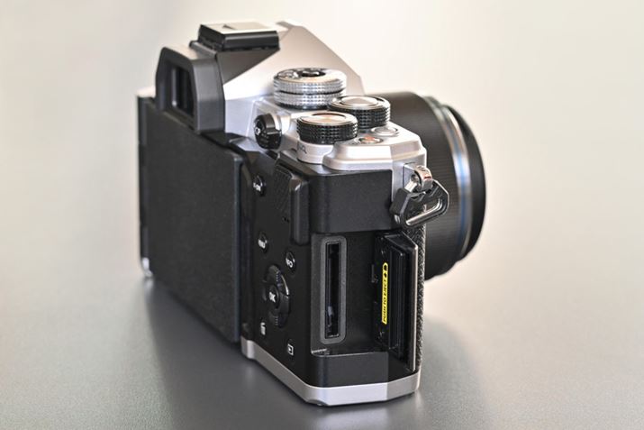 SD[J[hXbg̓VOdliSDXC/UHS-IIΉj