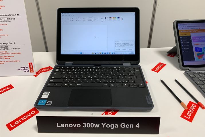 BƂȂWindowsm[gPCuLenovo 300w Yoga Gen 4v́A360x]11.6^fBXvC𓋍ځB^ubg[hAeg[hAX^h[hȂǏ󋵂ɉđʂȃ[hŗpł܂BȃXybŃACPUCeuN100vA[8GBAXg[W128GBBobe[쓮Ԃ͍ő14.4ԁAdʂ1.25kgBuyV^b`v@\ɑΉĂ܂B낤ɂĂMILKi24ڂɏɉAuLenovo DuraSpecv{ĂقAfBXvCɁuCorning Gorilla Glass 3v̗pĂ܂B