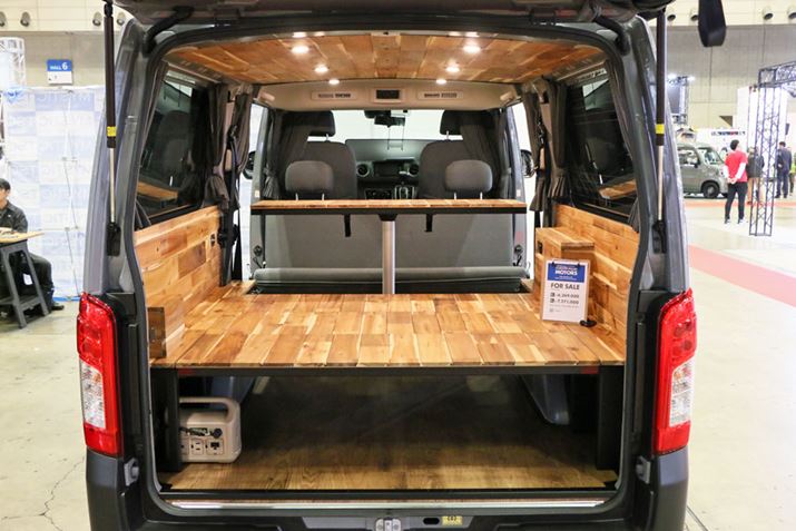 VR̃AJVAނVȂǂɂpĂAOnEX̂悤ȕ͋CBxbh[hƃe[u[hɓWJłBʐ^̓e[u[hBxbhƂĎgpe[uƂĎgpĂ