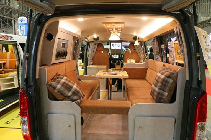 rOԂ̓e[uőΖʂō\B̓̕xbhɂȂA2l܂ŏAQ\B̓C_XgAȕ͋CɎdグĂ