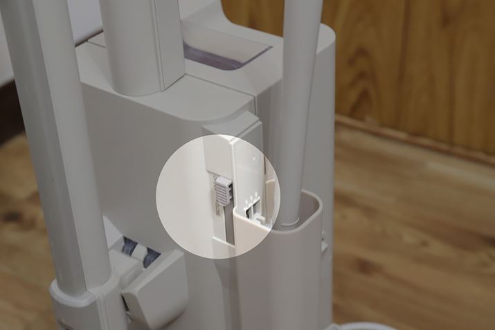 ̃XC_[XCb`オĂԂŃtbgXCb`𓥂ނƁAP[X̃bvɕtzRŏĂ܂B֗I