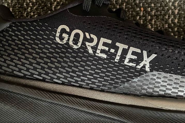 Abp[GORE-TEX̕傫vgBh̍oIɃAs[Ă